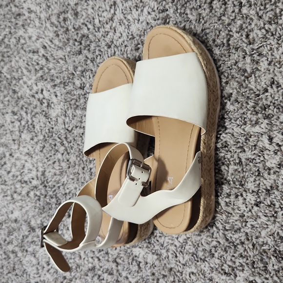 Soda sandals size 8 - Picture 4 of 7